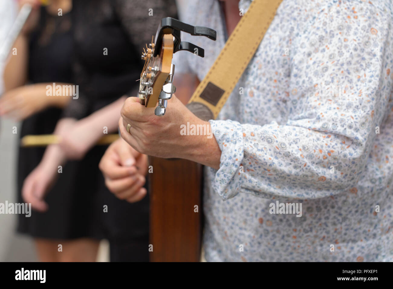 Close up di un uomo di suonare una chitarra Foto Stock