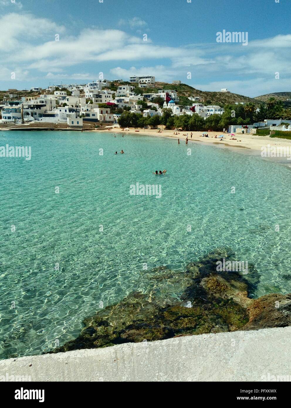 Spiaggia e cielo blu. La piccola località di Agia Anna, Naxos, Grecia. Una ventina di minuti in autobus dal porto. Foto Stock