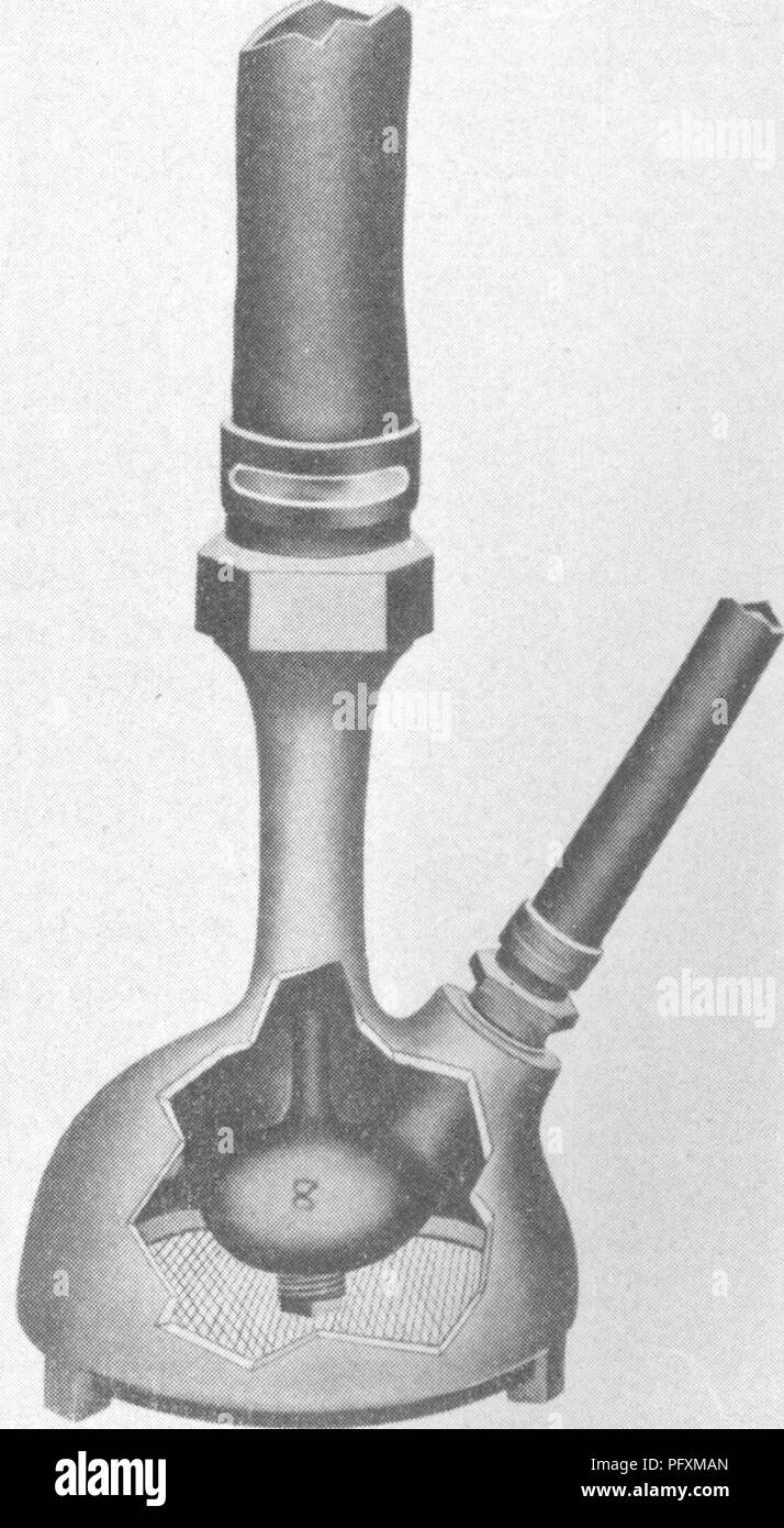 . L'enciclopedia di pratica orticoltura; un sistema di riferimento di orticoltura commerciale, coprendo la pratica scientifica e fasi di orticoltura, con speciale riferimento alla frutta e verdura;. Il giardinaggio; frutta-cultura; giardinaggio di vegetale. Fig. 12. (7) un serbatoio di riempimento è whicli così de- firmato che non può essere fissato in modo permanente al serbatoio irroratrice. Essa non avrà cura di overflow quando entrambe le derivazioni del flessibile sono spenti. Un tipo di stantuffo della valvola di sfiato, che è apparso sul mercato di recente, è molto sensibile alla variazione di pressione e ap- parently ha tutti gli ot i requisiti di dur- ab Foto Stock