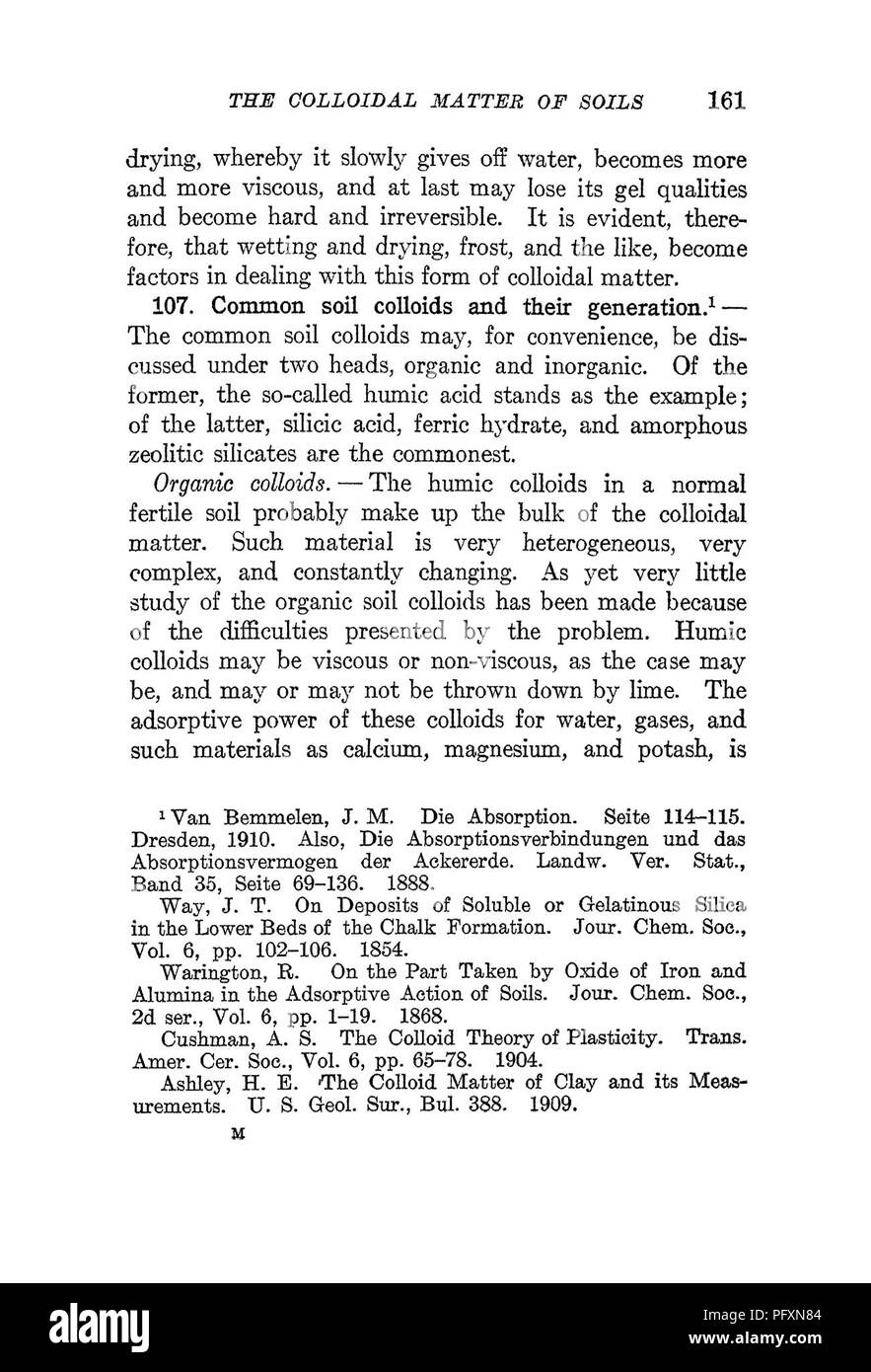 Questo libro esplora le proprietà e la gestione dei suoli, offrendo approfondimenti sui tipi di suolo, le loro caratteristiche e le migliori pratiche per mantenere la salute e la fertilità del suolo. Fornisce informazioni essenziali per le applicazioni agricole e ambientali. Foto Stock