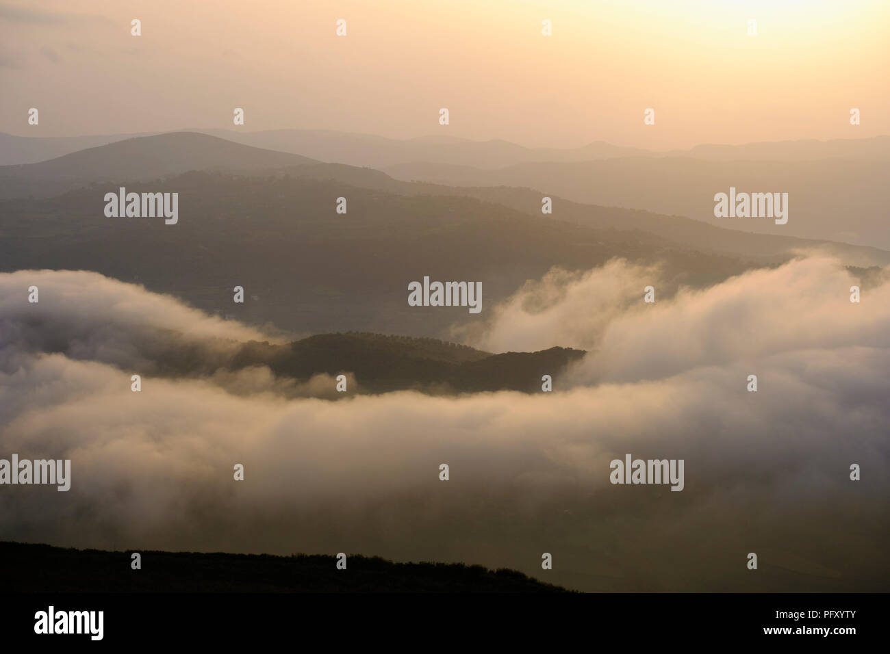 Nebbia di mattina, antica città Byllis, Qarier Fier, Albania Foto Stock