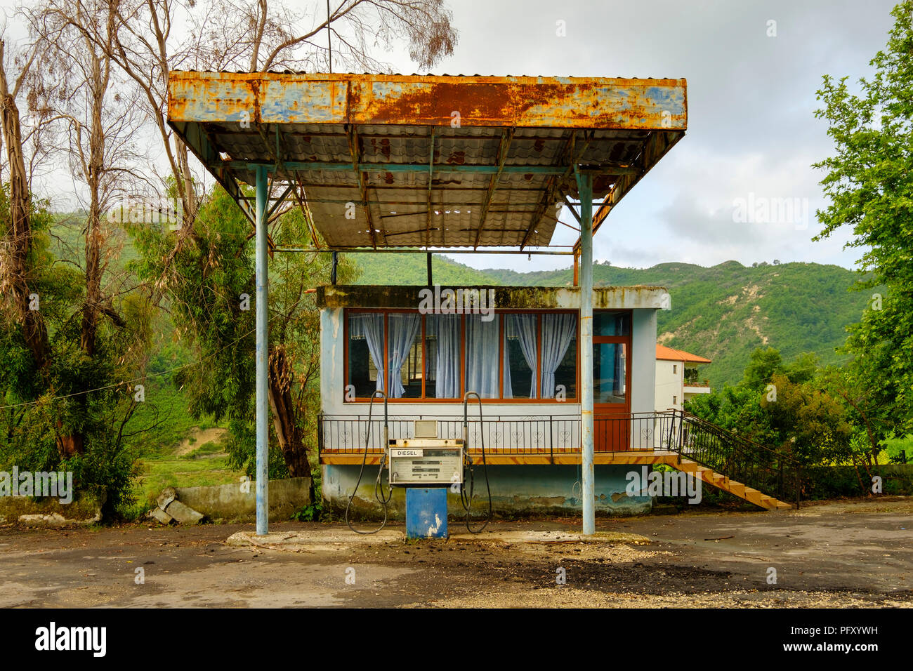 Vecchia Stazione di gas nei pressi di Ballsh, Qarier Fier, Albania Foto Stock