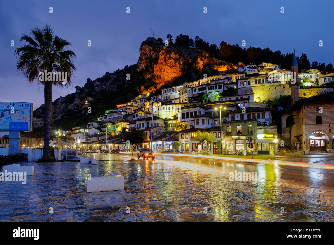 Case ottomane e il castello di rocce, distretto Mangalem, crepuscolo, Berat, Qark Berat, Albania Foto Stock