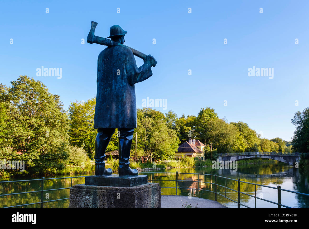 La scultura in bronzo di Isar raftsman dallo scultore Fritz Koelle, Isar canal, distretto Thalkirchen, Monaco di Baviera, Baviera, Baviera Foto Stock