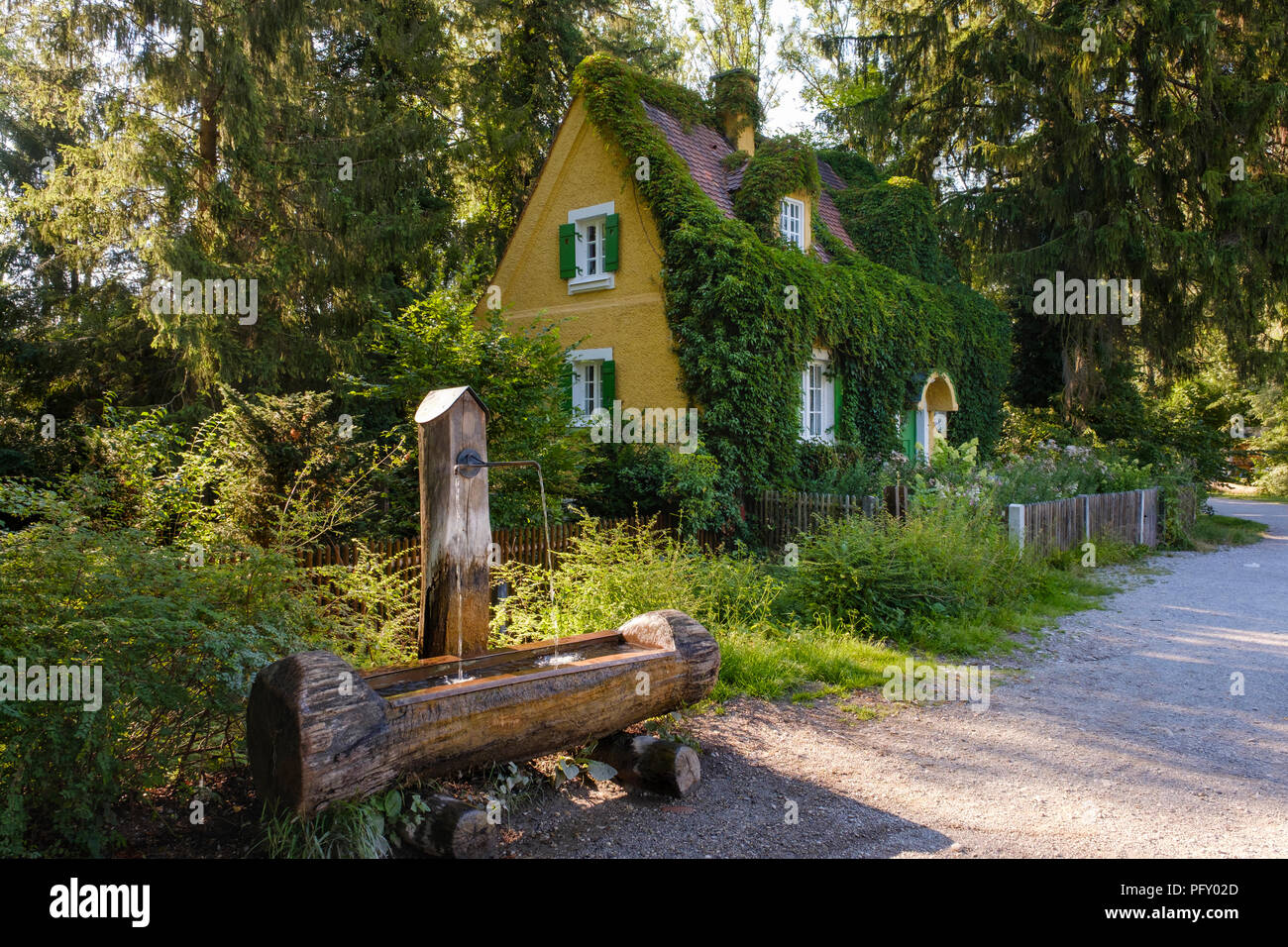 Bertschbrunnen ed ex detentore di bloccaggio in casa Isarauen, distretto Thalkirchen, Monaco di Baviera, Baviera, Baviera, Germania Foto Stock Bertschbrunnen ed ex detentore di bloccaggio in casa Isarauen, distretto Thalkirchen, Monaco di Baviera, Baviera, Baviera, Germania Foto Stock