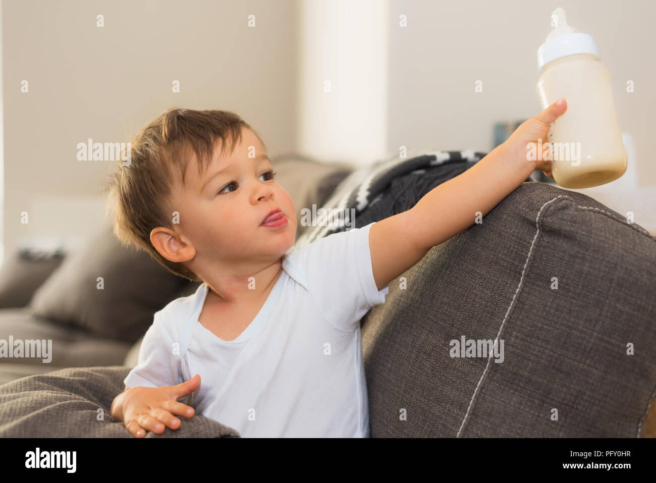 Adorable baby tenendo la bottiglia di latte Foto Stock