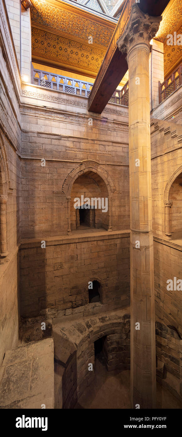 L'interno del Nilometro, utilizzato per misurare l'alluvione annuale del Nilo a fini fiscali, costruito nel 861 dal califfo Abbasid al-Mutawakkil Foto Stock