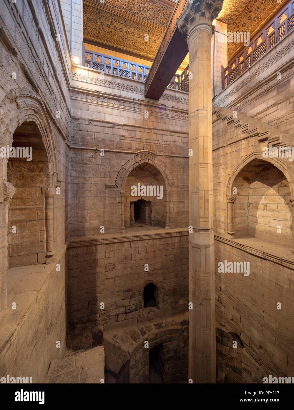 L'interno del Nilometro, utilizzato per misurare l'alluvione annuale del Nilo a fini fiscali, costruito nel 861 dal califfo Abbasid al-Mutawakkil Foto Stock