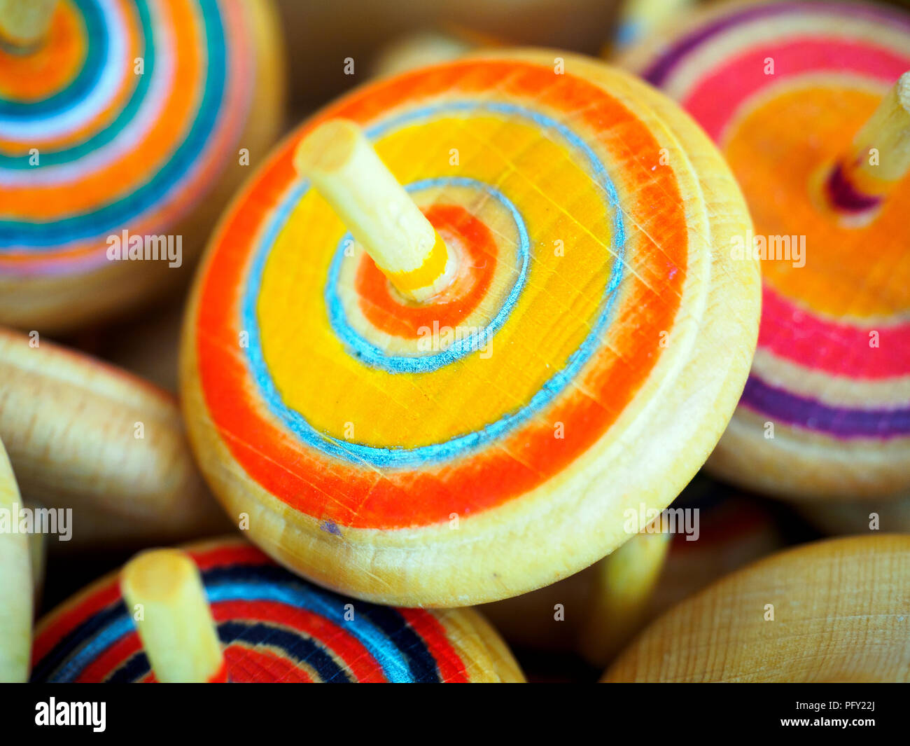 Legno colorato cime di filatura - Bruges, Belgio Foto Stock