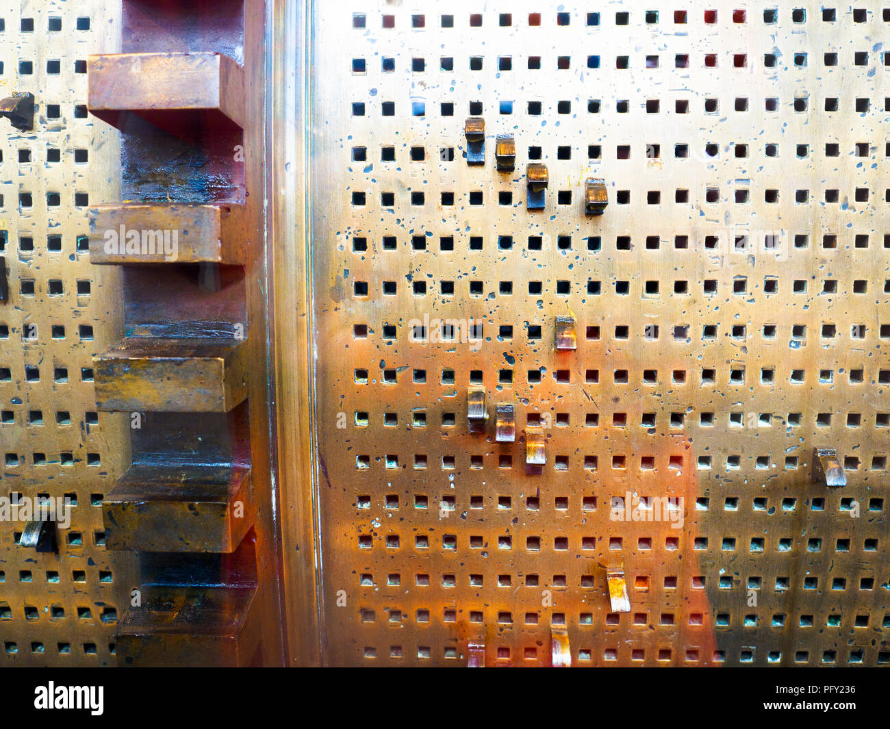 Dettaglio del Carillon in ottone il tamburo nella torre campanaria - Bruges, Belgio Foto Stock