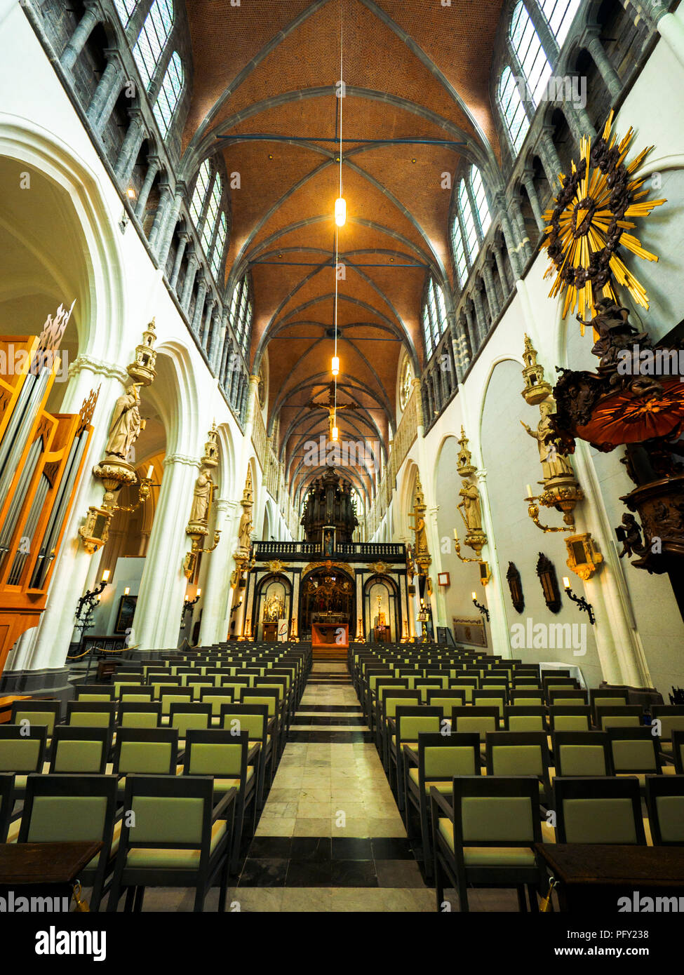 Navata della chiesa di Nostra Signora (Onze-Lieve-Vrouwekerk) - Bruges, Belgio Foto Stock