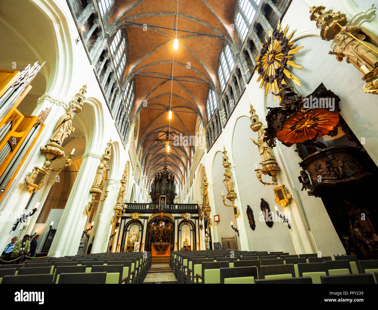 Navata della chiesa di Nostra Signora (Onze-Lieve-Vrouwekerk) - Bruges, Belgio Foto Stock