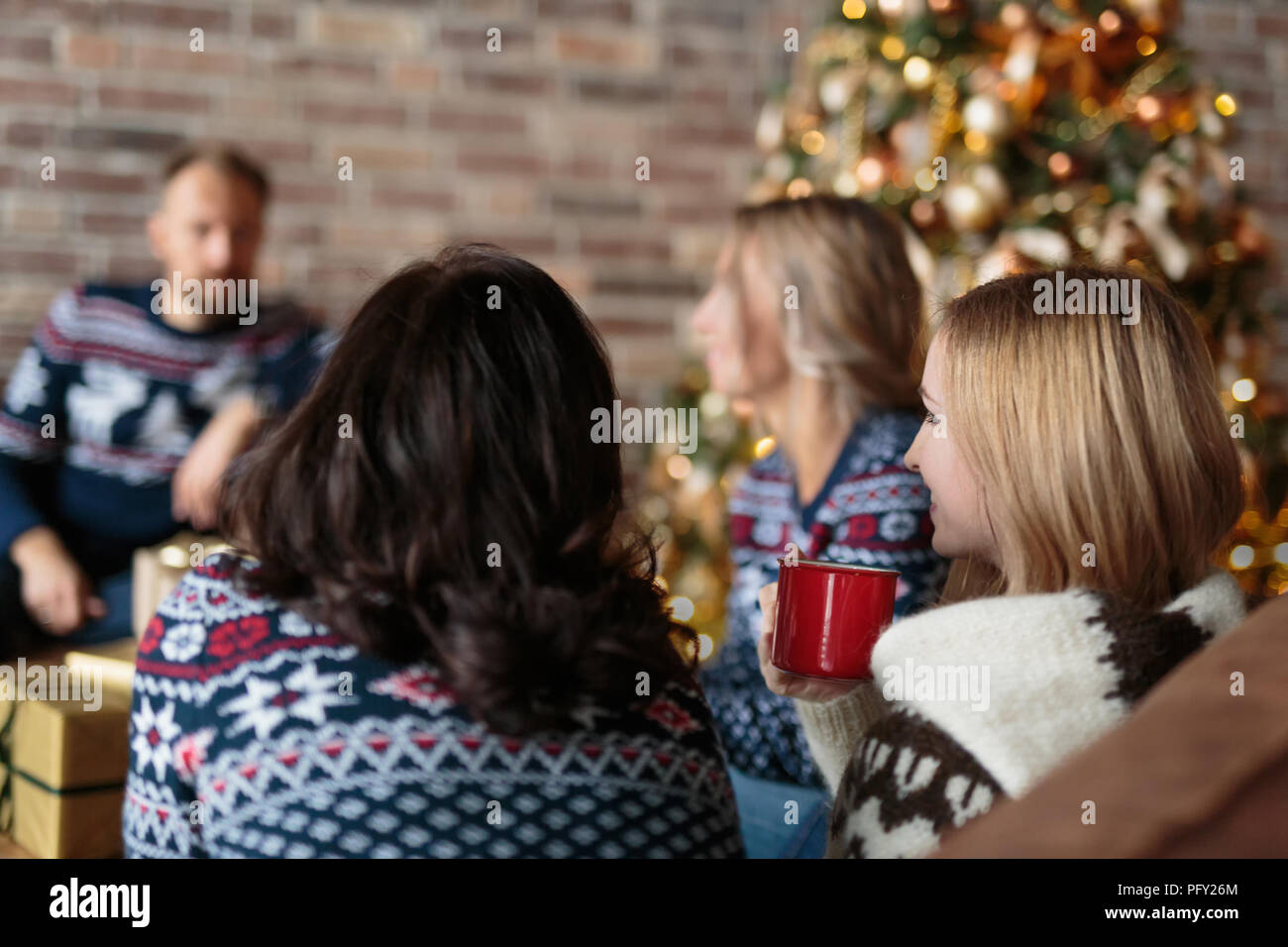 I giovani vestiti caldi maglioni a parlare mentre si raffredda in un lounge Foto Stock