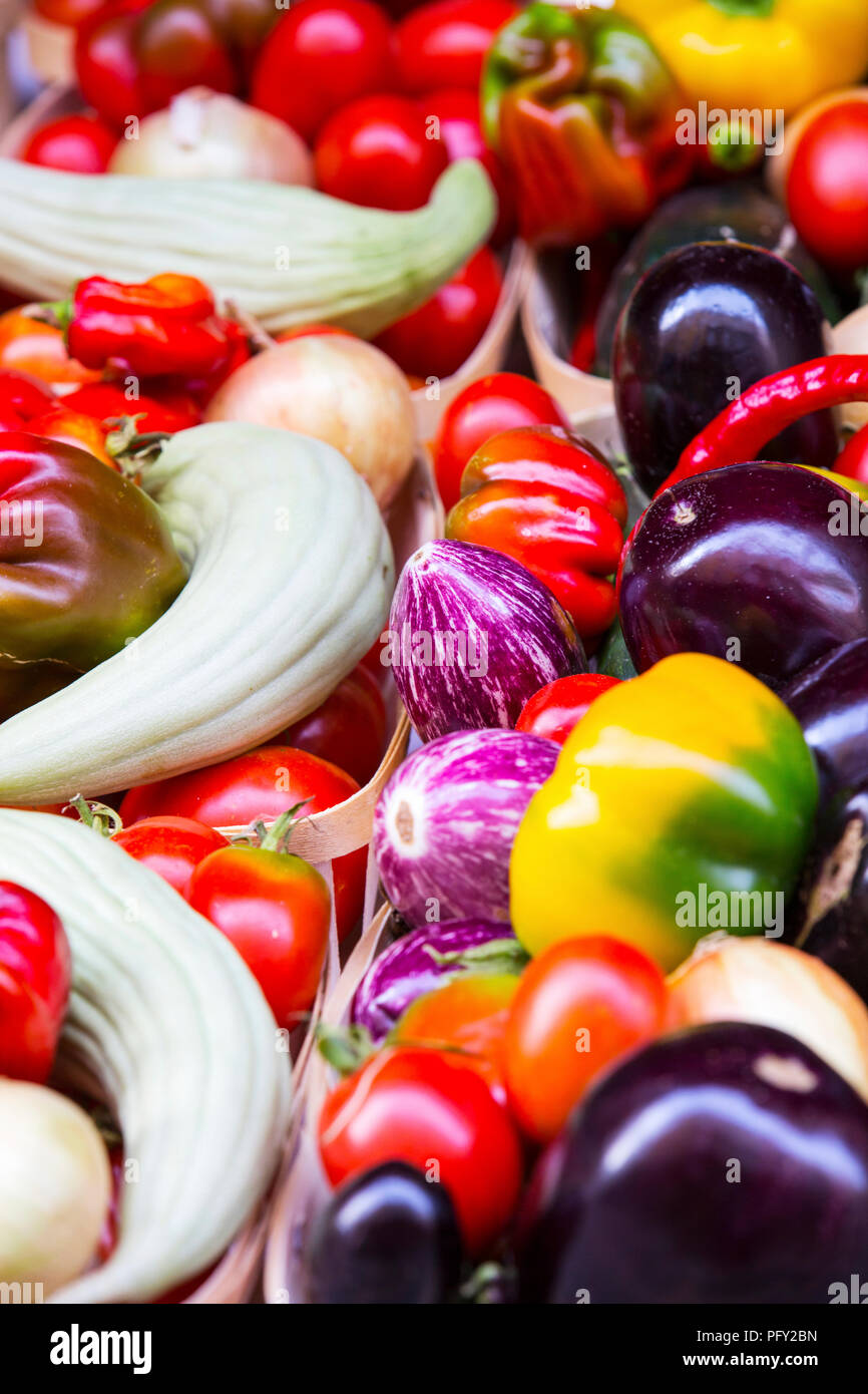 Piccoli vasetti di verdure colorate in un tradizionale mercato francese in Apt, nel Luberon, Provenza, Francia Foto Stock