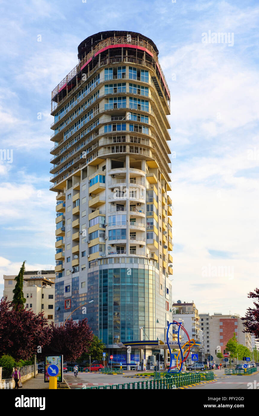 Alto grattacielo vicino al porto, Durazzo, Durres, Albania Foto Stock
