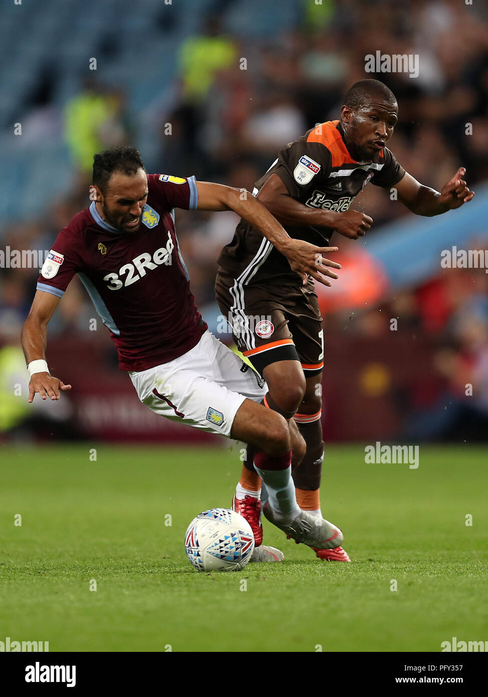 Aston Villa Ahmed Elmohamady (sinistra) e Brentford's Kamohelo Mokotjo battaglia per la sfera durante il cielo di scommessa match del campionato a Villa Park, Birmingham. Foto Stock