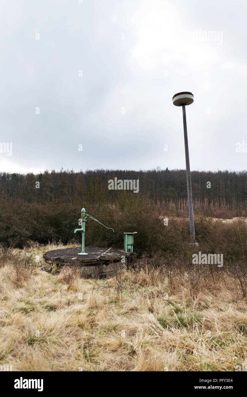 La vecchia pompa con foresta sfrondato, penuria d acqua scarsità concept Foto Stock