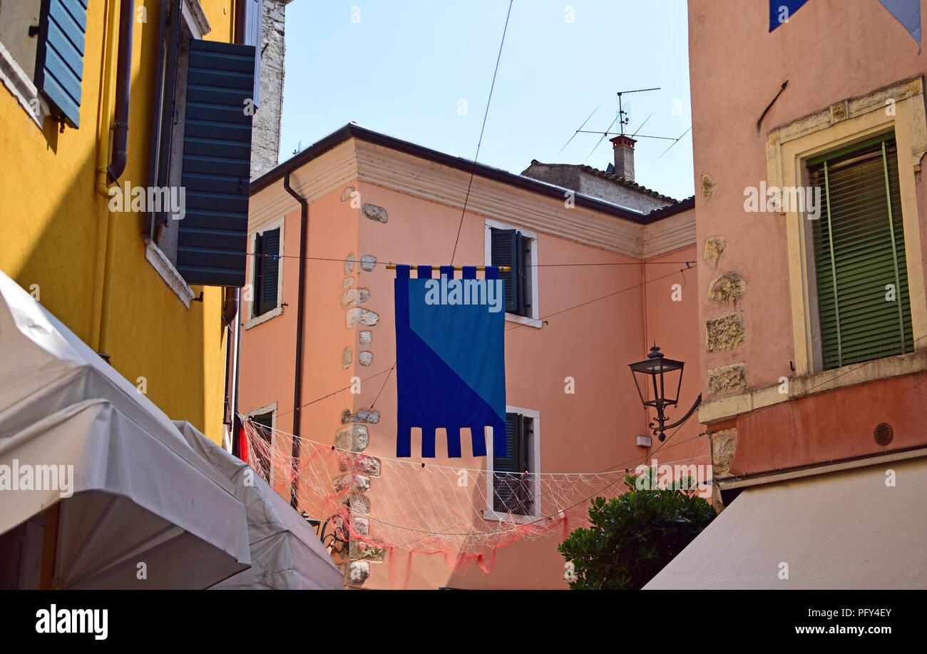 Edifici con le bandiere del festival nella città di Garda, il Lago di Garda, Italia Foto Stock