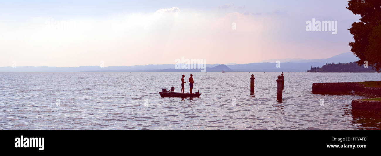 Due uomini la pesca al tramonto sul Lago di Garda, Garda, Verona Foto Stock