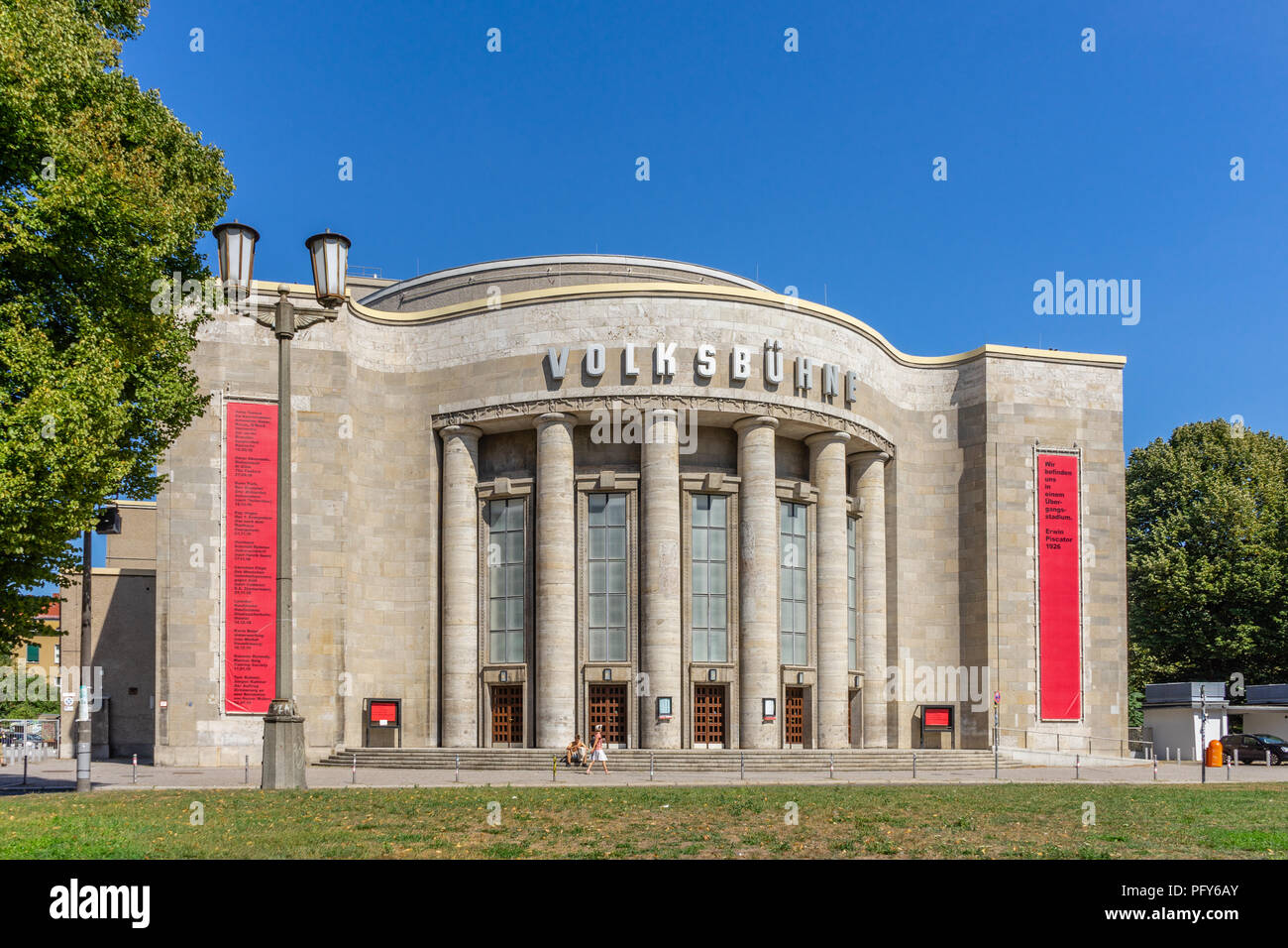 Il popolo del teatro (Volksbuehne) in Berlin Mitte district, un iconico teatro edificato 1913-1914 vicino a Rosa-Luxemburg Platz, Berlin, Germania Foto Stock