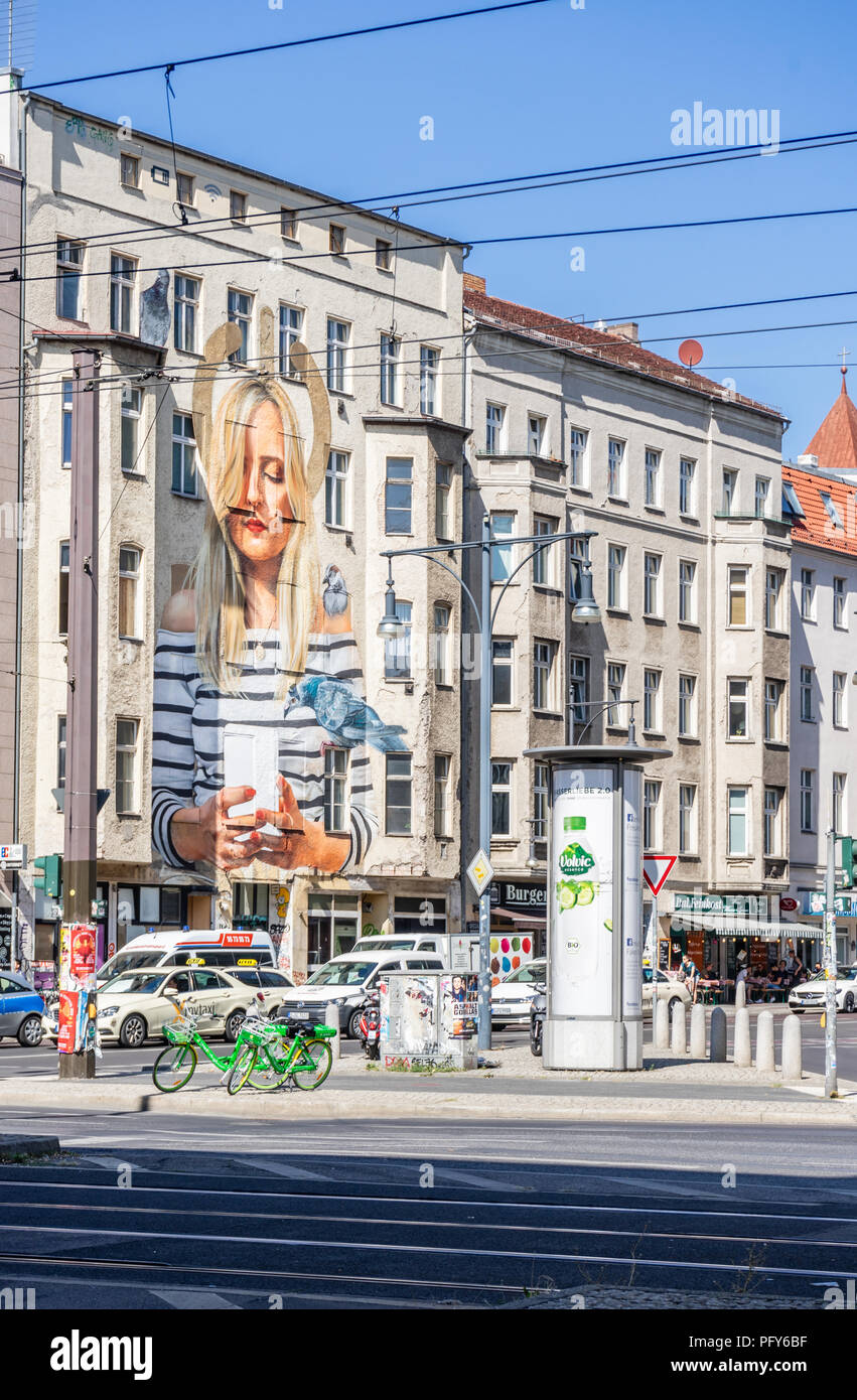 Urban scene di strada con la street art graffiti su una facciata di edificio in Schoenhauser Allee in Berlin Mitte district estate 2018, Berlino, Germania Foto Stock