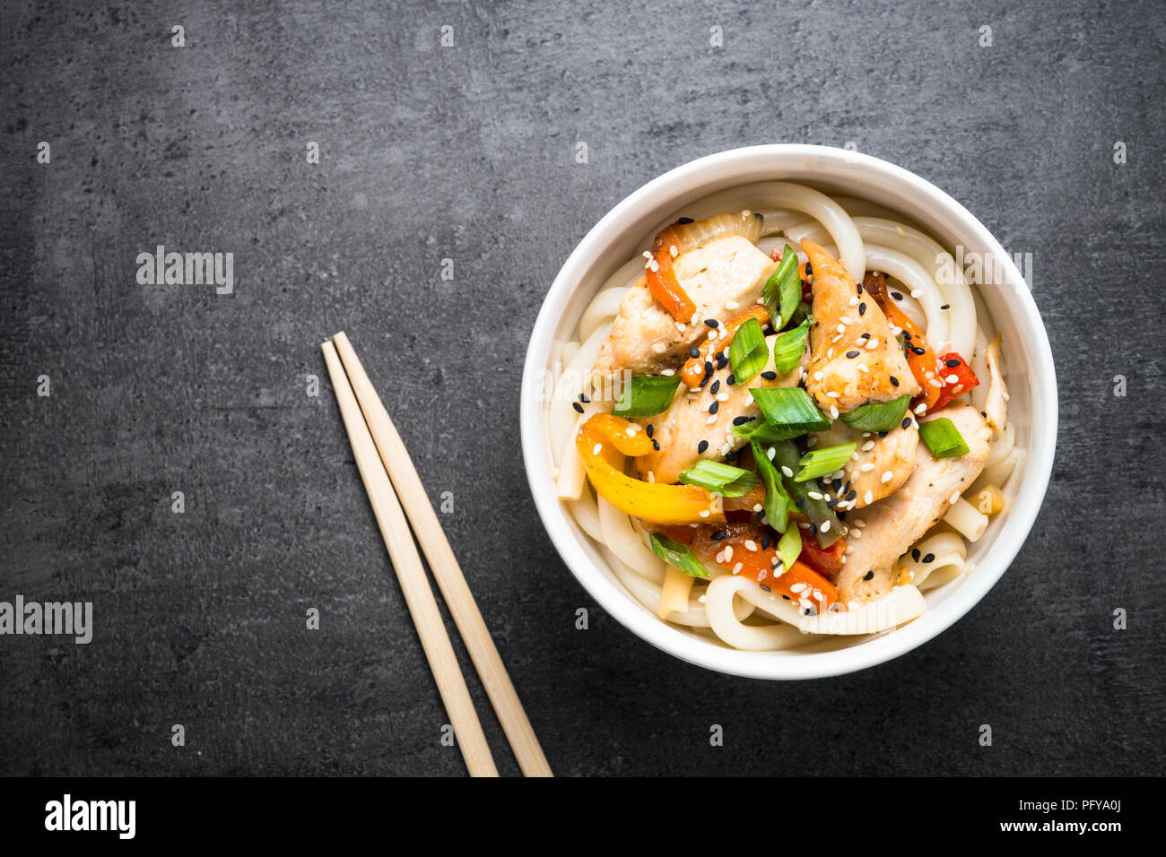 Udon soffriggere tagliatelle con pollo e verdure. Foto Stock