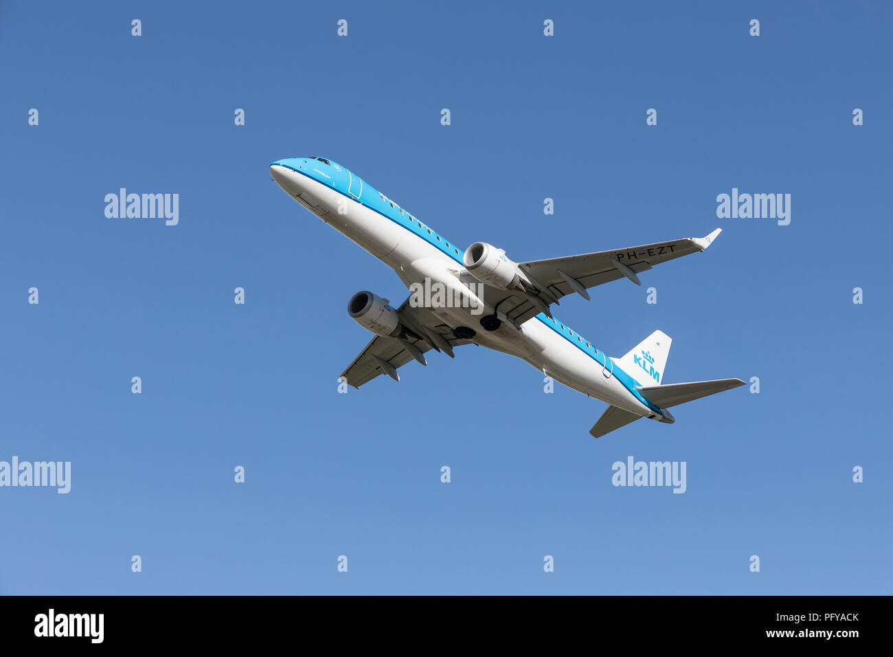 Airborne KLM Embraer twin jet di linea propulsori, PH-EZT Foto Stock