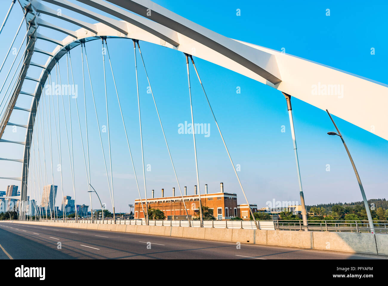 Nuovo ponte Walterdale, sospensione ponte attraverso il nord del Fiume Saskatchewan, Edmonton, Alberta, Canada Foto Stock