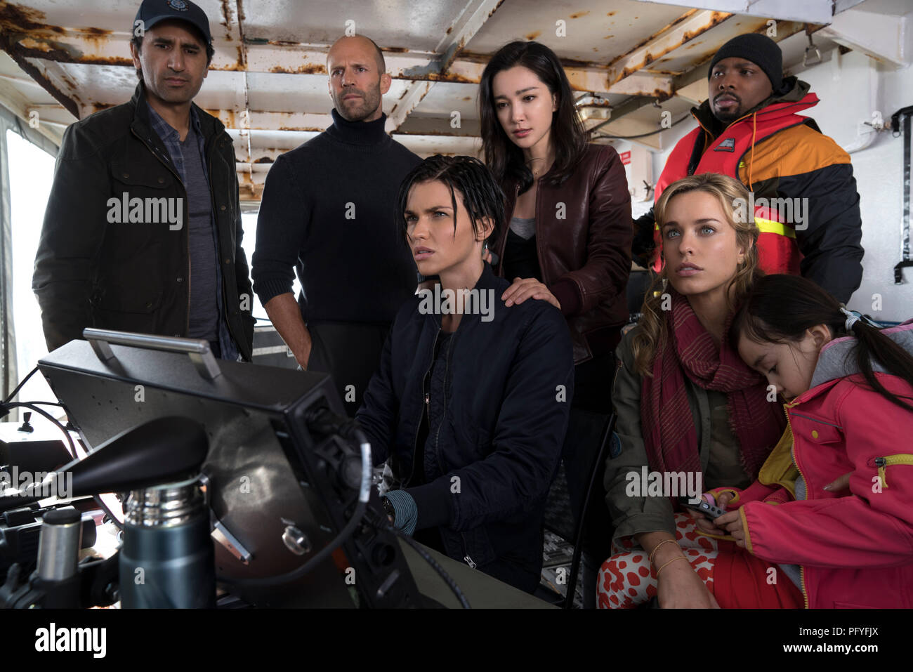 Data di rilascio: agosto 10, 2018 Titolo: Meg STUDIO: Gravità Pictures Regista: Jon Turteltaub trama: Dopo la fuga di un attacco da parte di ciò che egli sostiene era un 70-piede shark, Jonas Taylor dovrà affrontare le sue paure per salvare quanti sono intrappolati in un relitto sommergibile. STARRING: la scogliera Curtis, Jason Statham, Ruby Rose, Bingbing Li, Jessica McNamee, Page Kennedy, Shuya Sophia Cai. (Credito Immagine: © Foto di gravità/Entertainment Immagini) Foto Stock