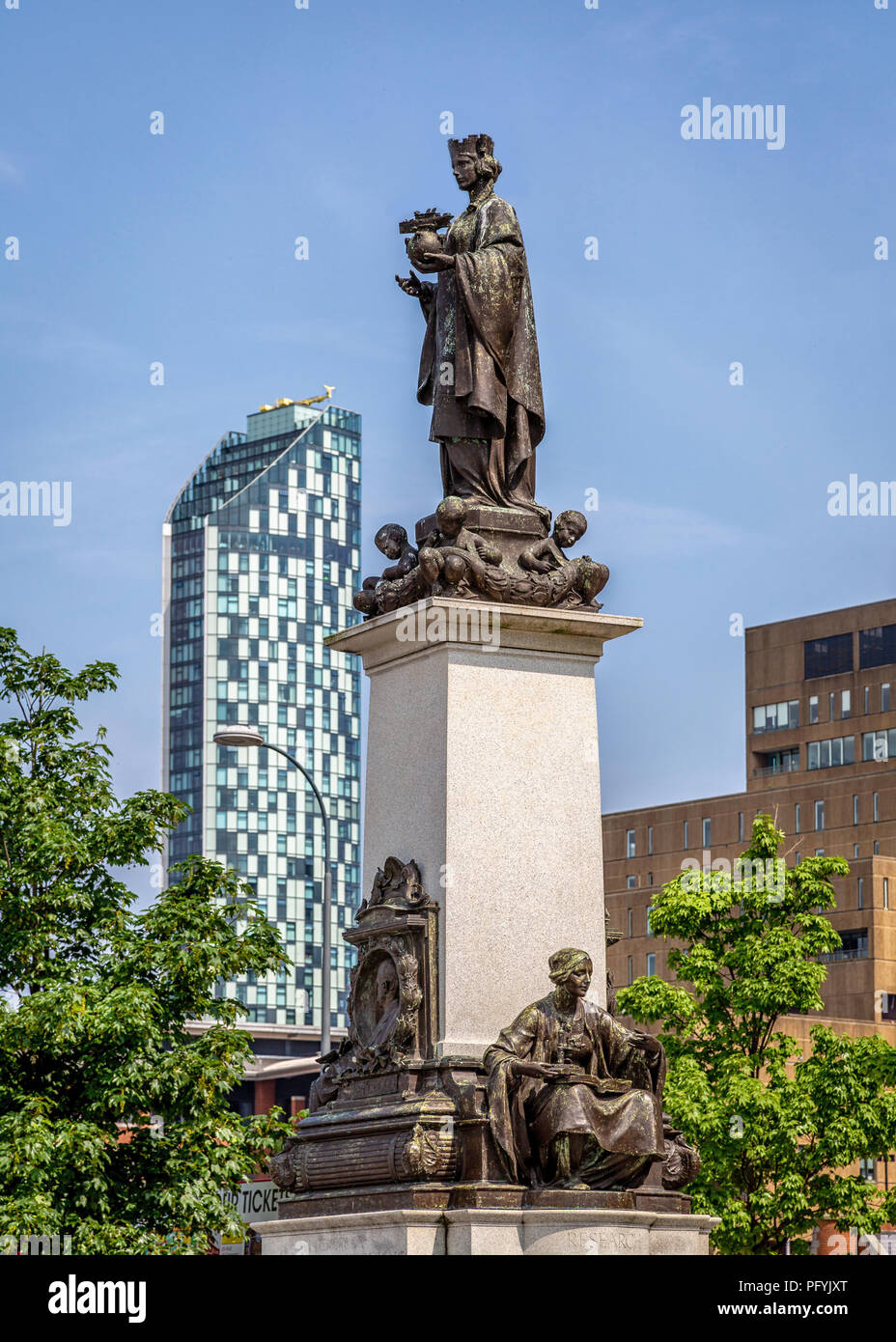 Statua di Sir Alfred Lewis Jones in Liverpool affiancato da alcune città architettura. Foto Stock