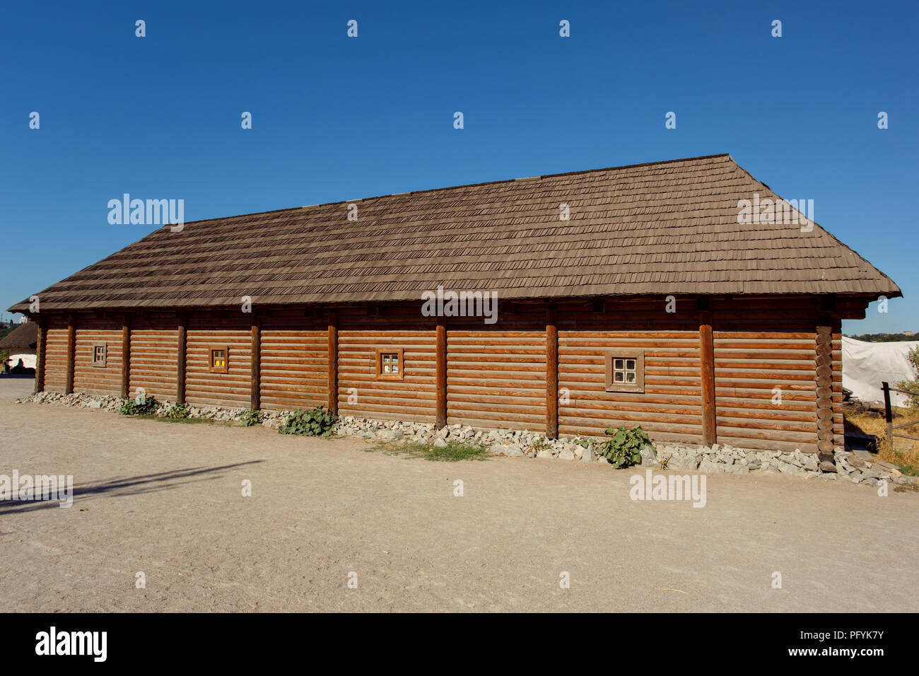 Vista sulla vecchia casa in legno sull'isola di Khortytsya in Zaporozhye, Ucraina Foto Stock