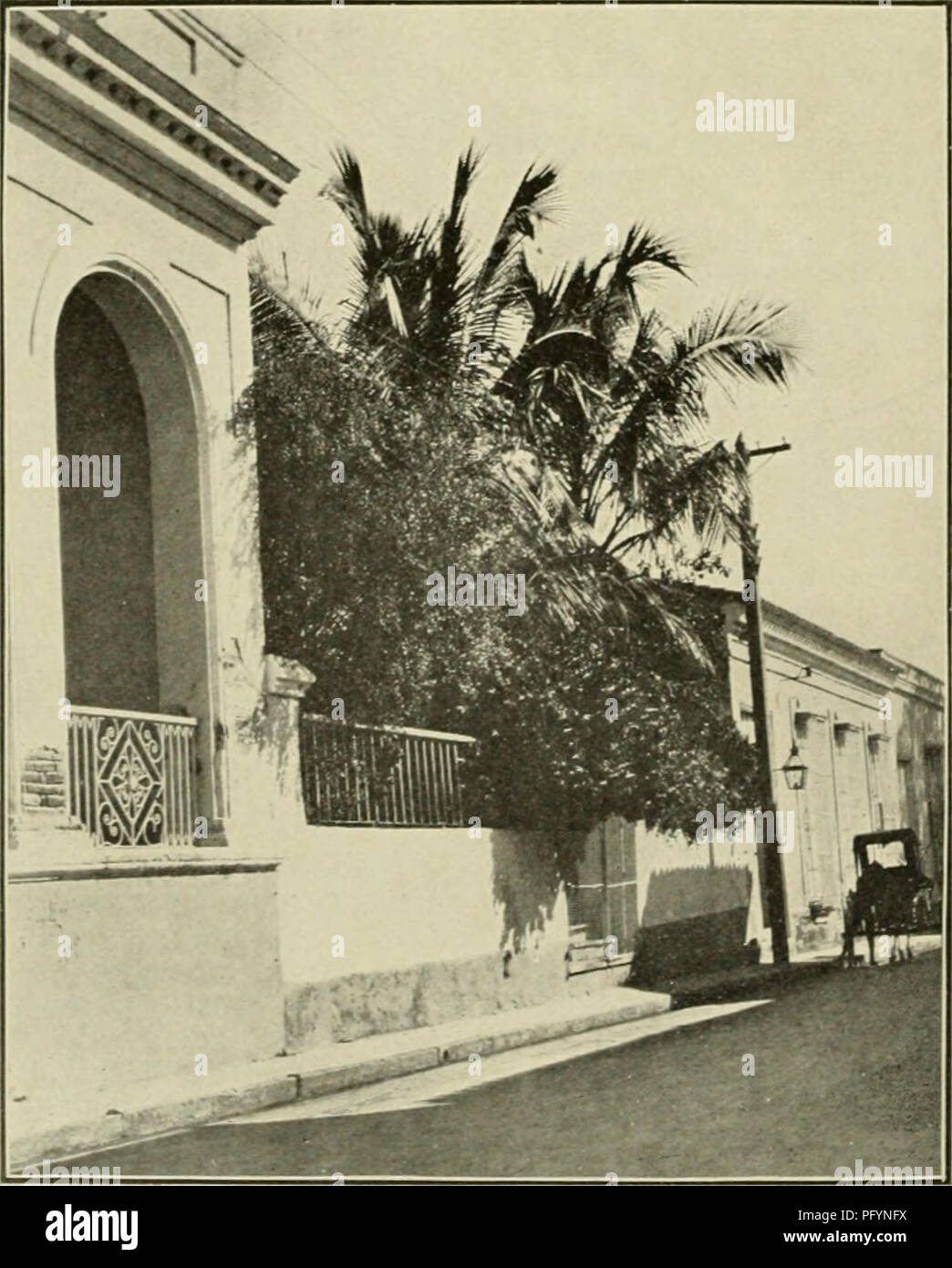 Cuba Review offre una vivida rappresentazione di Santiago de Cuba, sottolineandone il fascino e il significato culturale. Lo scrittore Lafcadio Hearn, noto per le sue descrizioni poetiche delle città delle Antille, cattura l'essenza dell'architettura e dell'atmosfera di Santiago. Nonostante non sia mai stato in visita, le immagini di Hearn creano un'impressione duratura di questa città cubana. Foto Stock