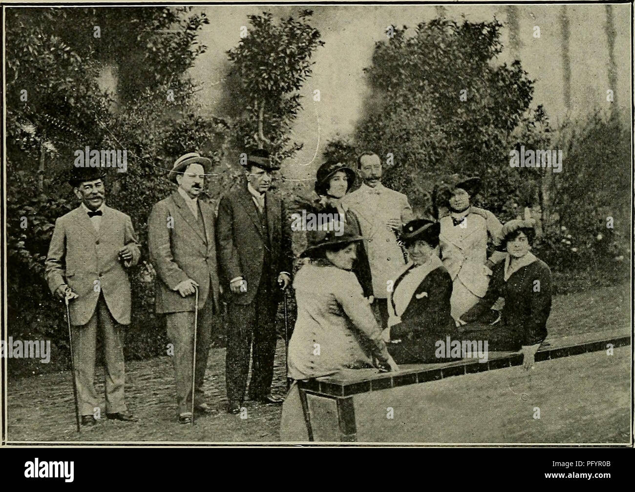 . La revisione di Cuba. 22 T H E C U B a rivedere tutti intorno a Cuba Santiago S alimentazione idrica il vecchio acquedotto, situato a nord-est di Santiago, costruito nel 1849, è costituito da due serbatoi di 300,000 galloni di capacità, canalizzazioni del 11^/4 pollici in diametro e 6 mila metri di lunghezza e di un piccolo serbatoio di effetto crespo, chiamato "Melilla serbatoio". Il nuovo acquedotto, situato a nord della città, costruita durante la gestione del Presidente Palma, è composto da un serbatoio di cemento, due piccoli serbatoi di filtraggio, due vasche di cemento e un altro di acciaio con una capacità di 2.500.000 e 60.000 galloni respe Foto Stock