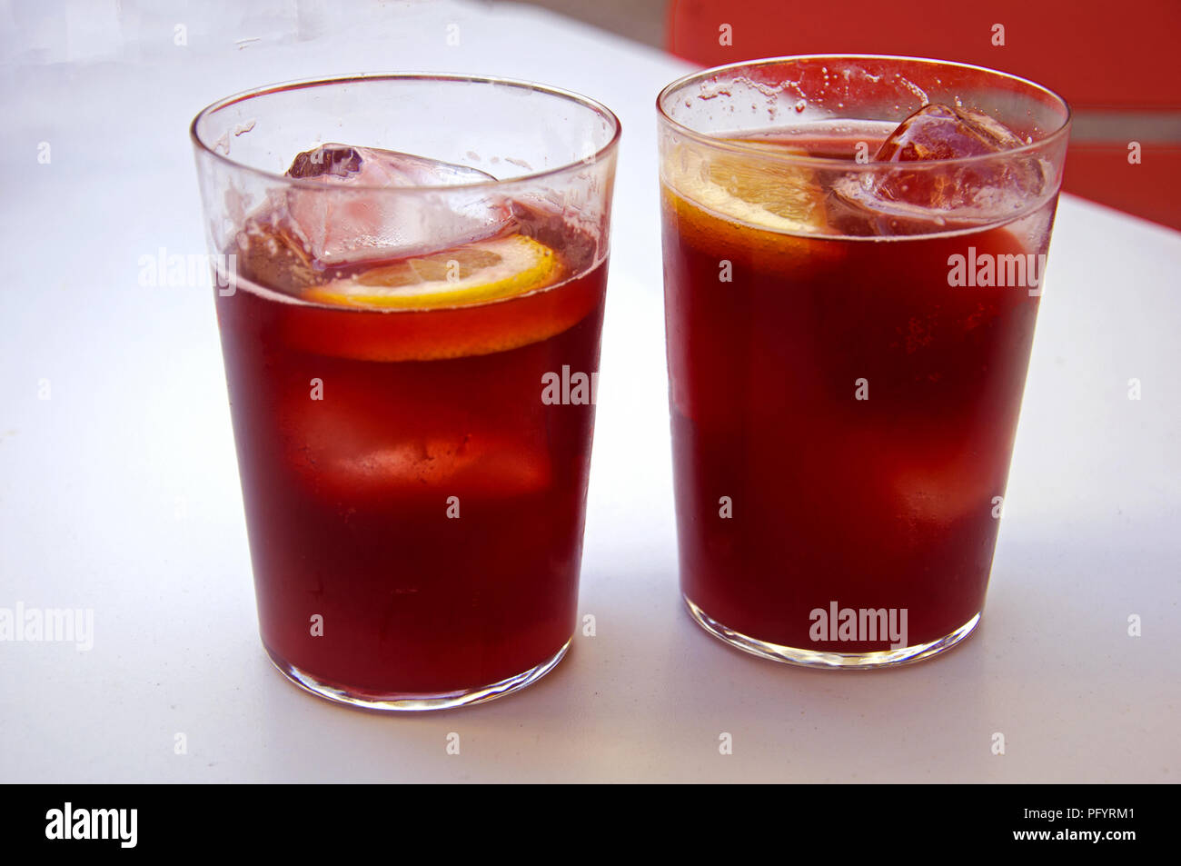 Due bicchieri con cocktail di vitigno tinto de verano, limone e ghiaccio, estate, Spagna Foto Stock