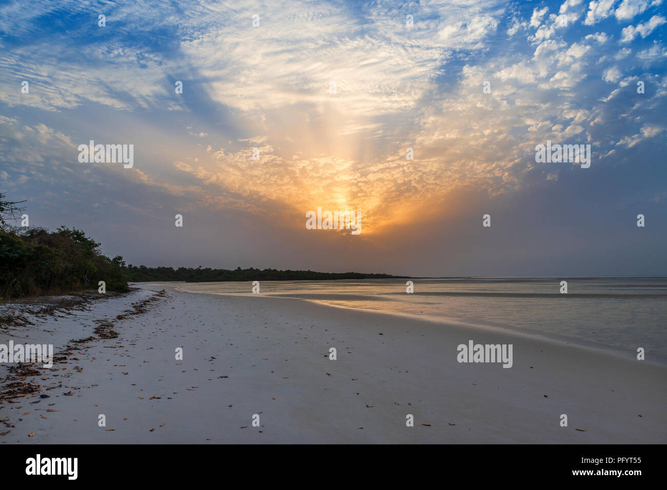 Vista di una bellissima spiaggia deserta nell'isola di Orango al tramonto, in Guinea Bissau. Orango è parte dell'Arcipelago Bijagos; Concetto per i viaggi Foto Stock