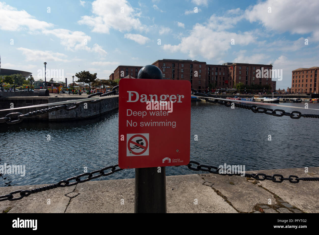 Pericolo in acqua profonda nessun segno di nuoto. Liverpool Docks. Liverpool Foto Stock