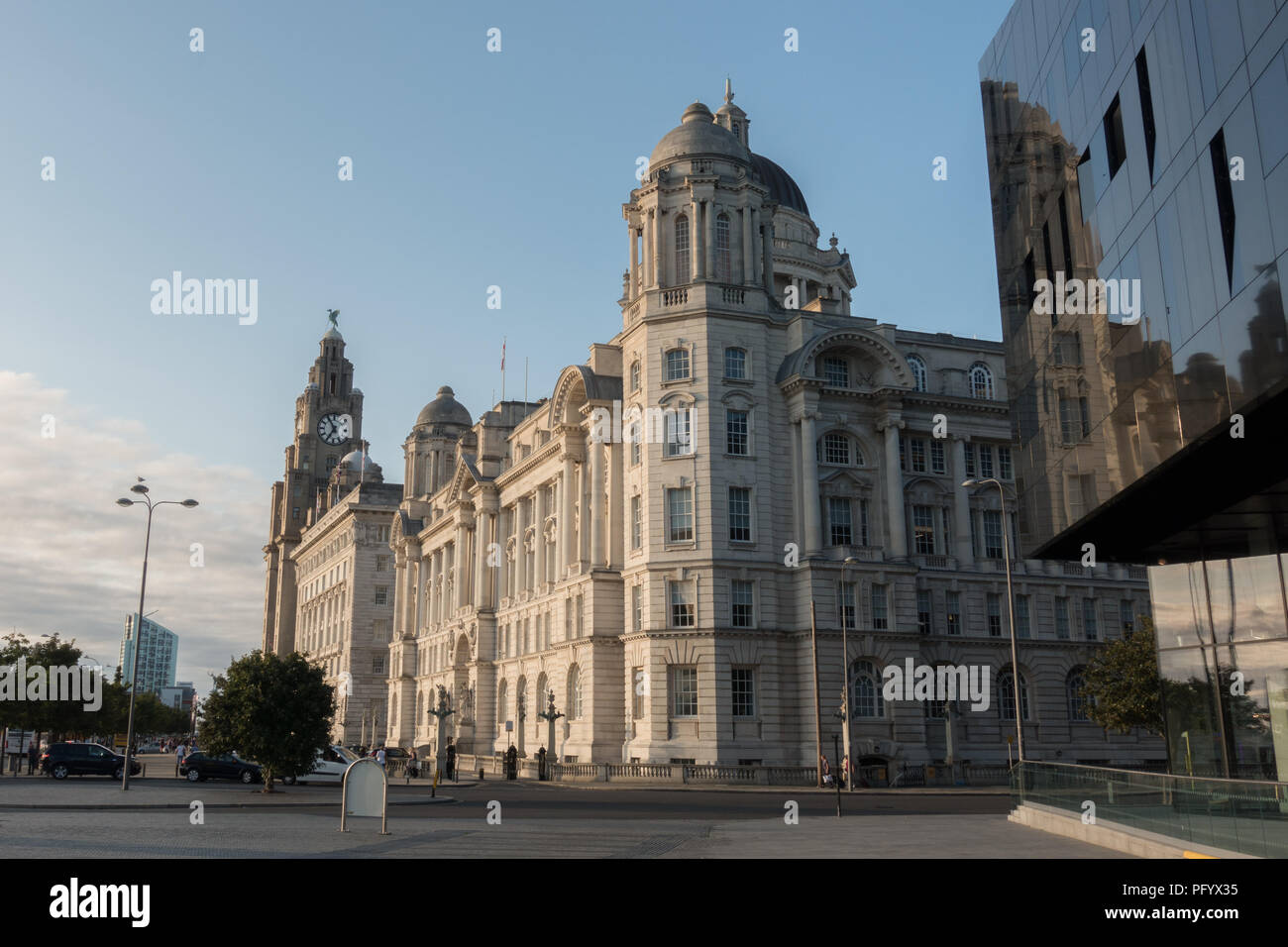 Vecchi e nuovi edifici vicino l'isola di Mann. Liverpool Docks, REGNO UNITO Foto Stock