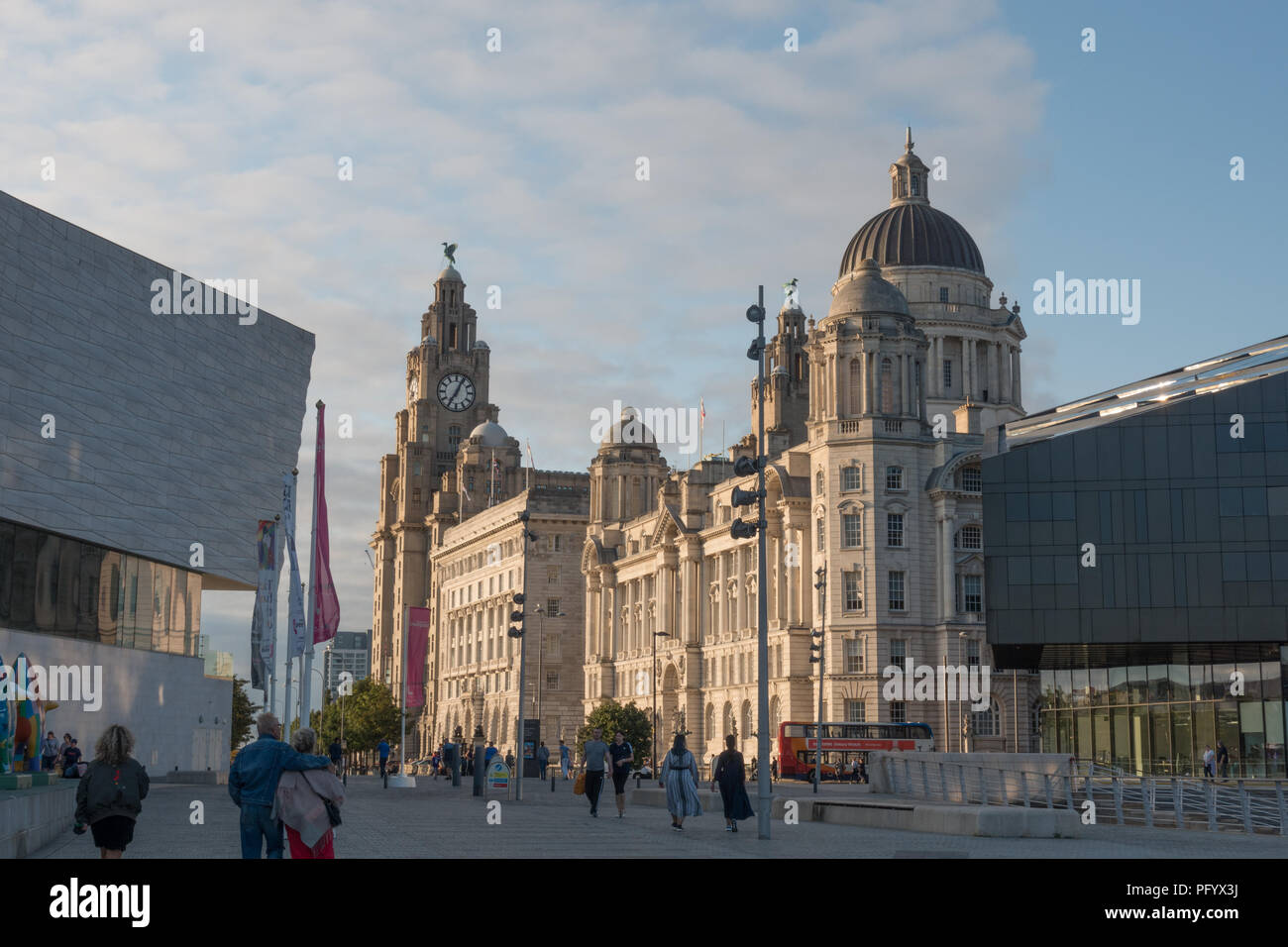 Vecchi e nuovi edifici vicino l'isola di Mann. Liverpool Docks, REGNO UNITO Foto Stock