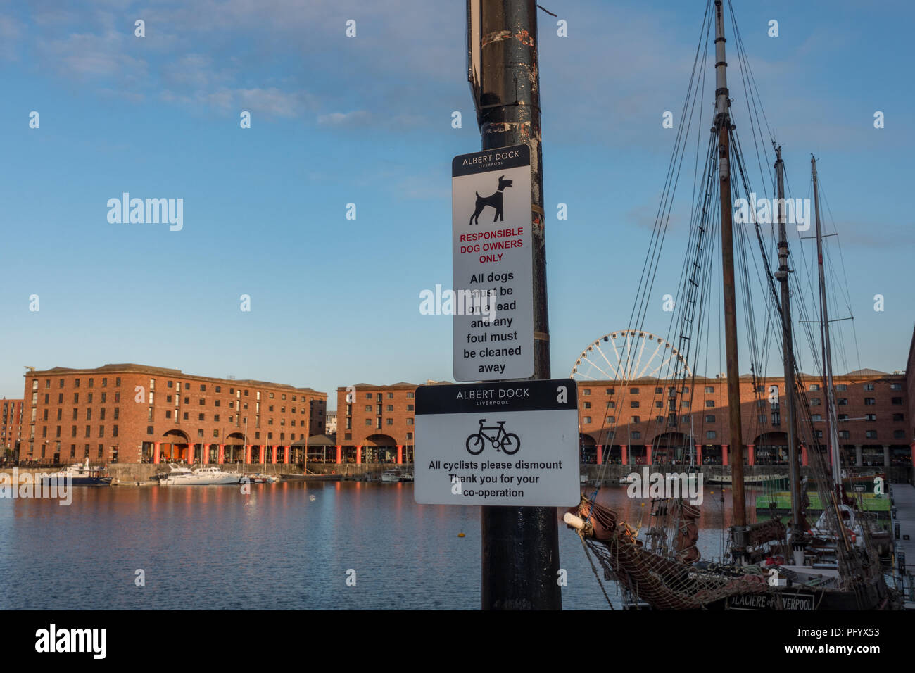 N. di ciclismo e pulire dopo il cane segni, Albert Dock, Liverpool, Regno Unito Foto Stock