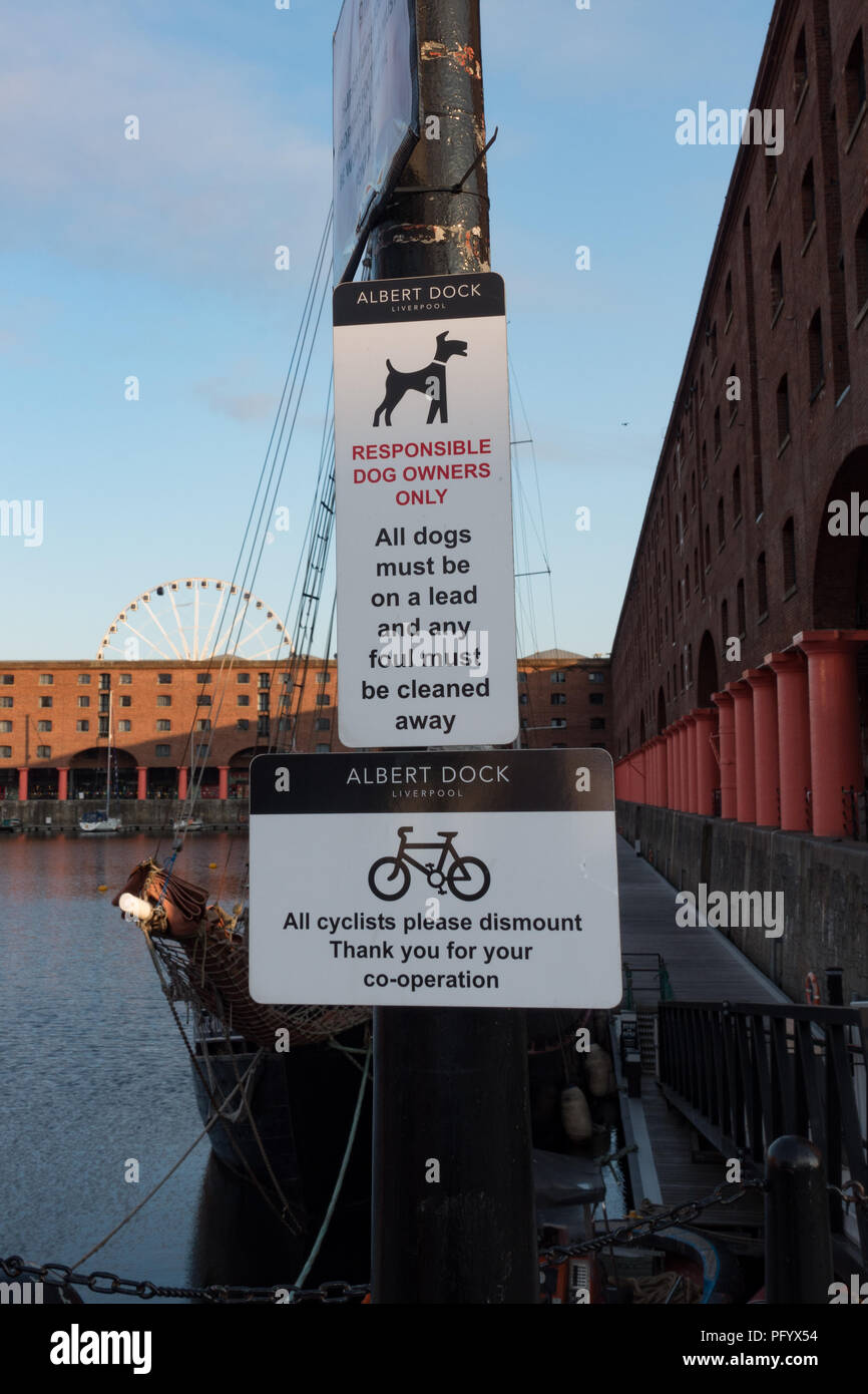 N. di ciclismo e pulire dopo il cane segni, Albert Dock, Liverpool, Regno Unito Foto Stock
