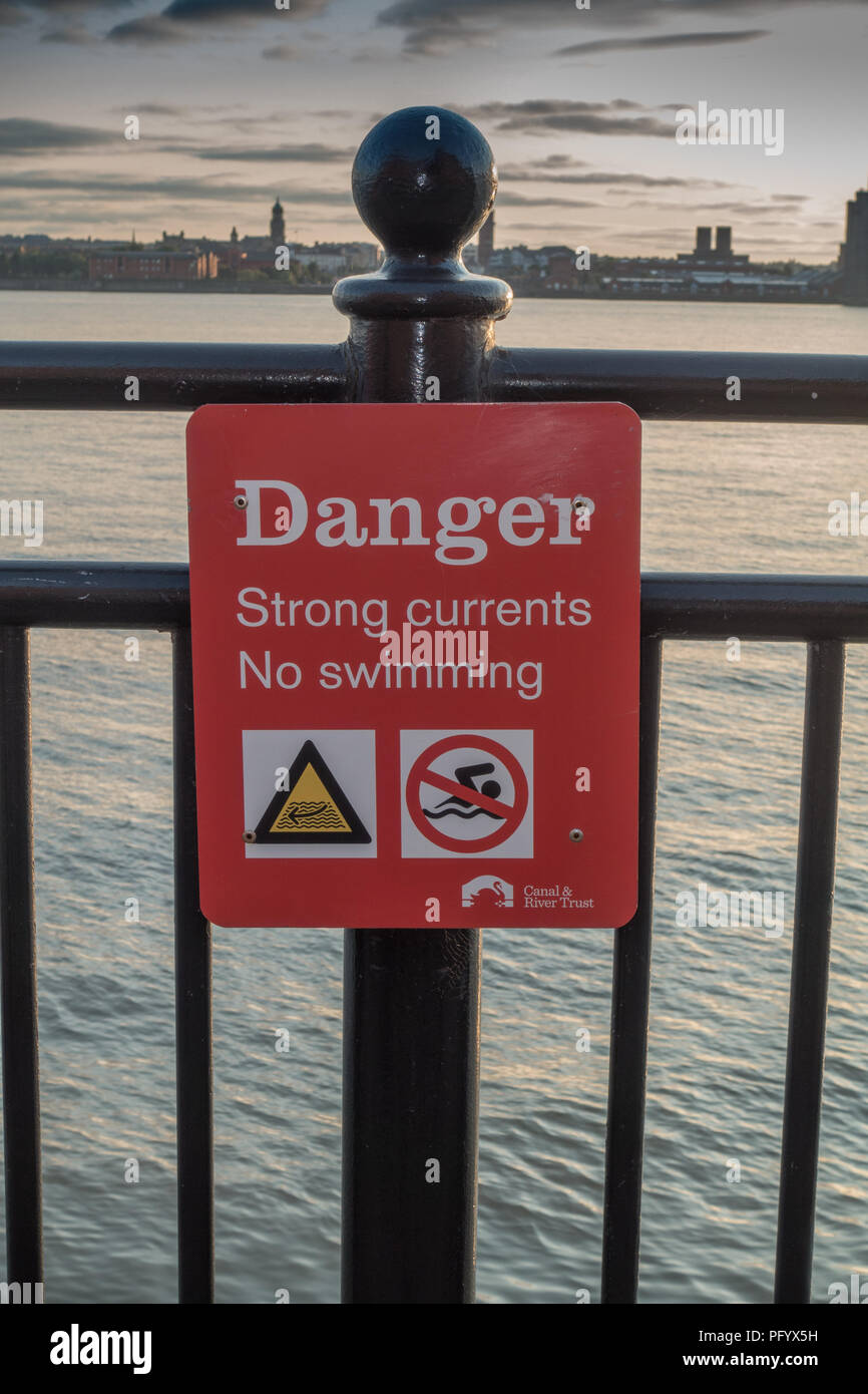 Pericolo forti correnti nessun segno di nuoto. Liverpool. Regno Unito Foto Stock