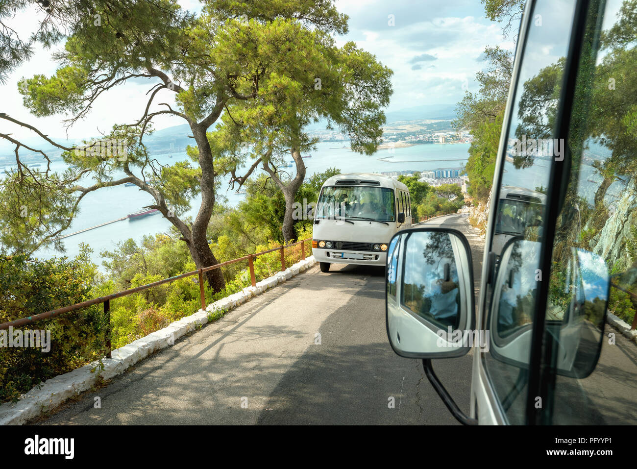 Stretta stradina di montagna con specialy piccoli bus turistici rendendo così per un altro a Gibilterra. Europa Foto Stock