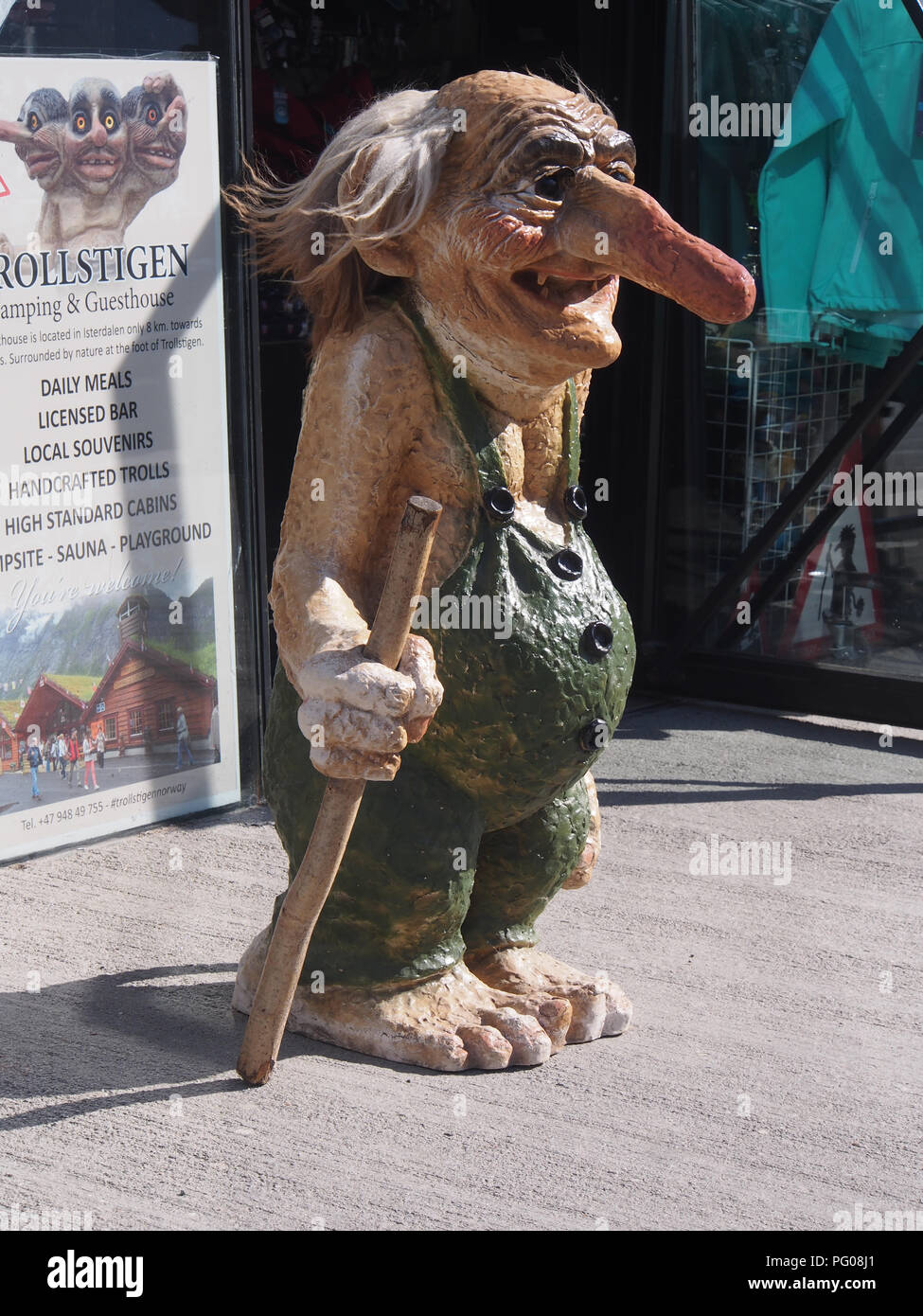 Troll norvegese al di fuori del negozio Foto Stock