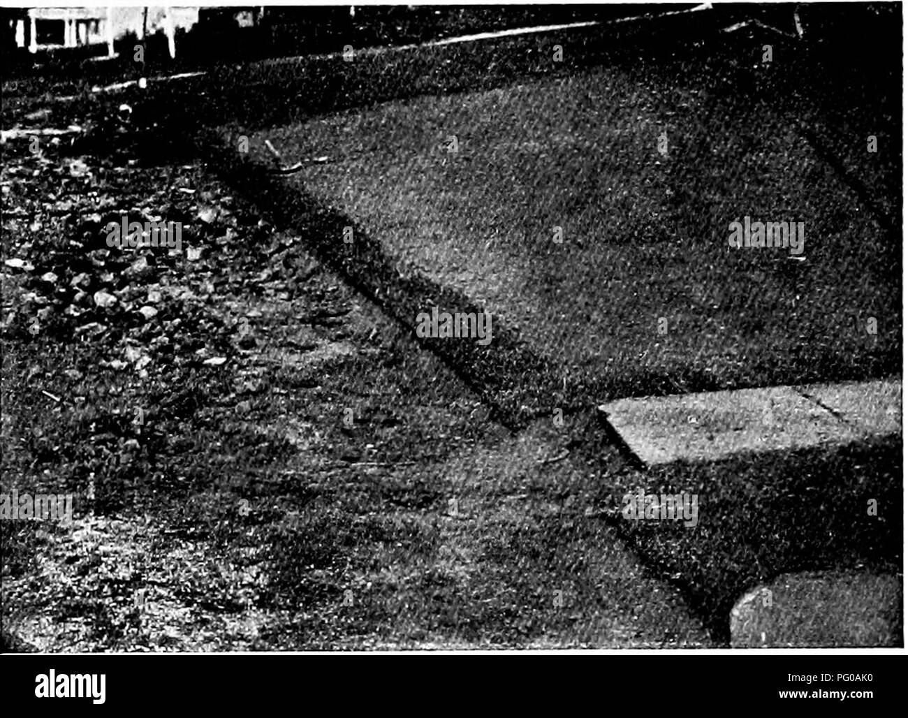 . Prati e come farli : insieme con la corretta tenuta del putting green . Prati. Piastra VII. È meglio stabilire un confine stretto del fondo erboso per rendere i margini del futuro prato e seme di dispersione all'interno dell'area così contrassegnato. Si prega di notare che queste immagini vengono estratte dalla pagina sottoposta a scansione di immagini che possono essere state migliorate digitalmente per la leggibilità - Colorazione e aspetto di queste illustrazioni potrebbero non perfettamente assomigliano al lavoro originale. Barron, Leonard, 1868-1938. Città Giardino, N. Y. : Doubleday, pagina & Co. Foto Stock