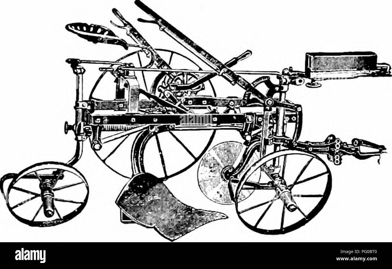 . Dry-agricoltura : un sistema di agricoltura per i paesi al di sotto di una piovosità bassa . L'aridocoltura. 306 DRY-AZIENDA AGRICOLA le menti di molti studenti, se l'aratro moderno non dovrebbe essere sostituita da qualche macchina anche più adatto per la j^roper tornitura e agitazione del suolo. L'aratro nioldboard è tutto con- sidered, il UKjst satisfactor}' mi^bassa per dry-farm. Fig. 74. Sulky aratro. scopi. Un aratro con un moklboard possiede un breve curvatura brusca è generalmente ritenuta la più preziosa per dry-scopi aziendali, poiché pul- verizes il suolo più accuratamente e in dry-agricoltura è n(jt Foto Stock