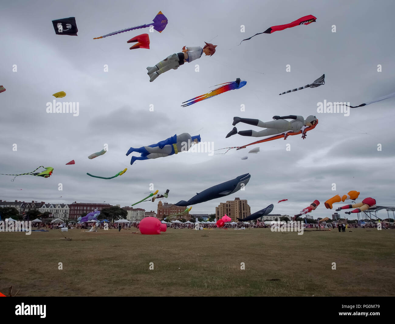 Aquiloni volare a Portsmouth international kite festival Foto Stock