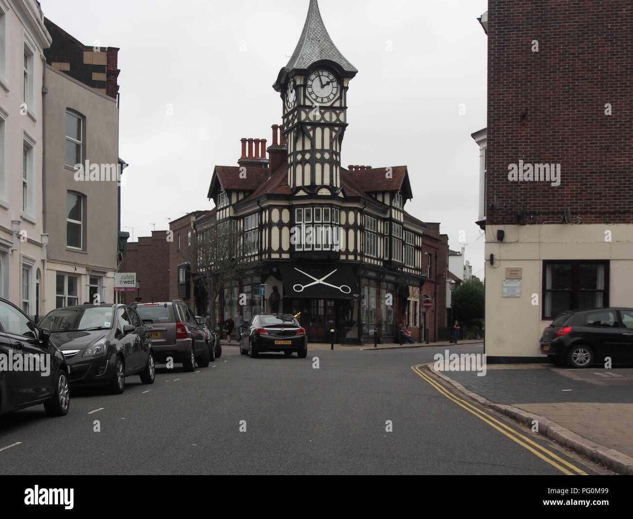 Strada del castello, Southsea, Portsmouth, Inghilterra, con la torre dell orologio voluta da Gales birreria e progettato dall architetto J. W. Walmisley Foto Stock