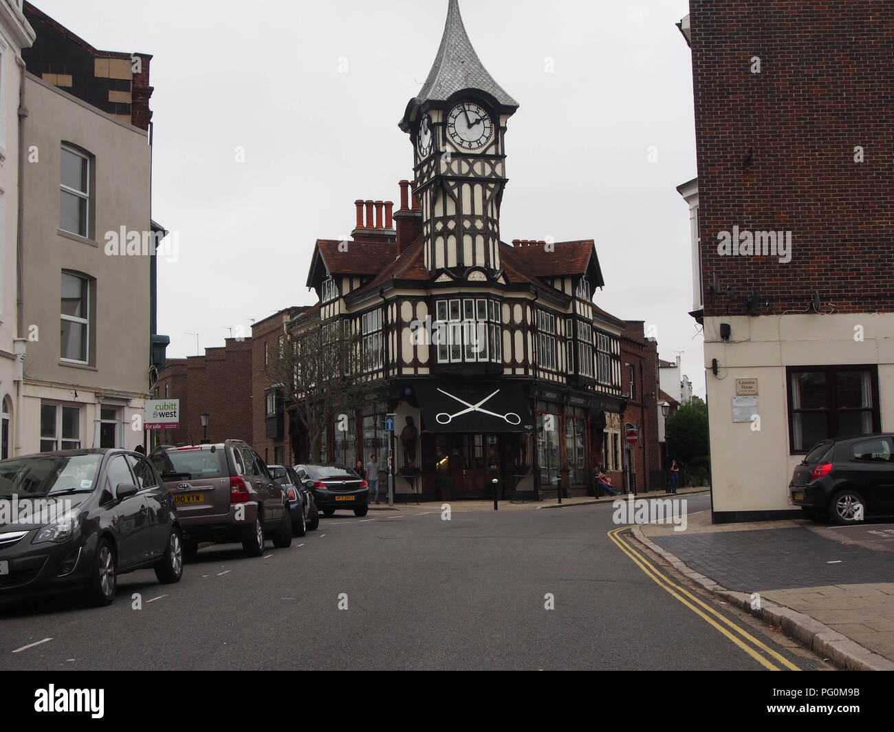 Strada del castello, Southsea, Portsmouth, Inghilterra, con la torre dell orologio voluta da Gales birreria e progettato dall architetto J. W. Walmisley Foto Stock