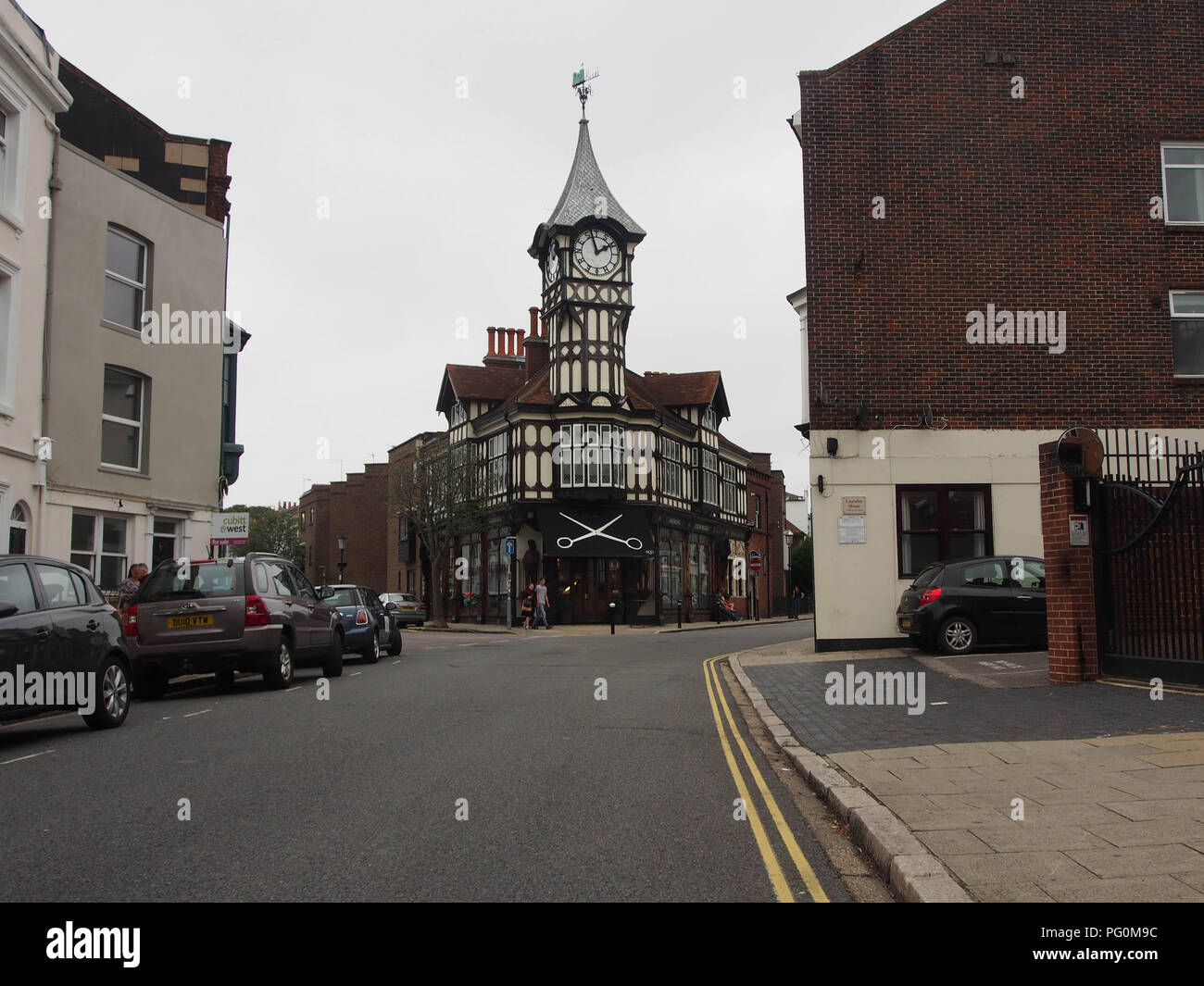 Strada del castello, Southsea, Portsmouth, Inghilterra, con la torre dell orologio voluta da Gales birreria e progettato dall architetto J. W. Walmisley Foto Stock