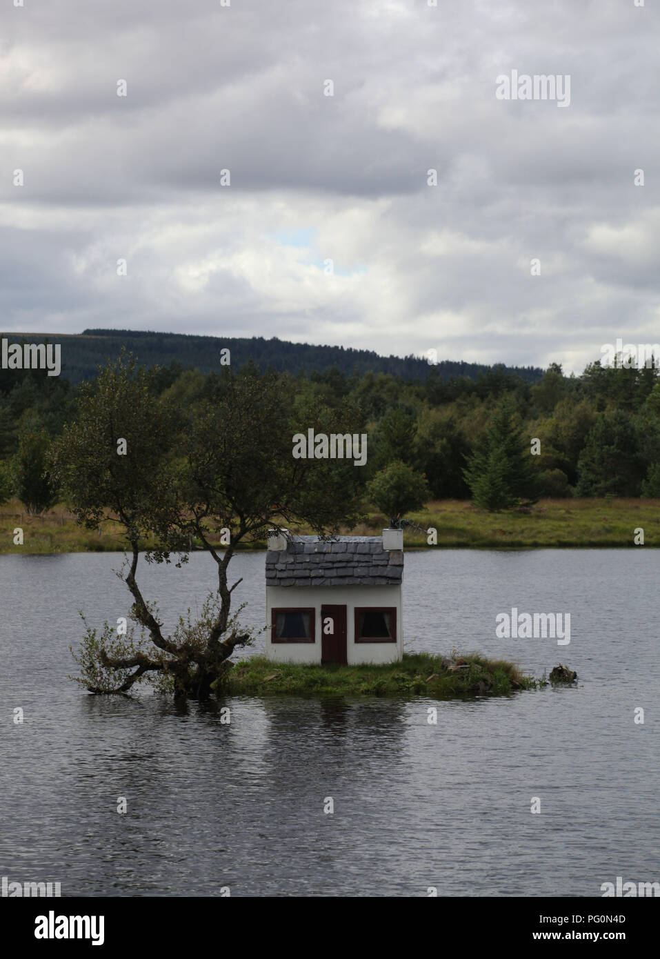 Wee casa in Loch Lairg Highlands della Scozia UK Foto Stock